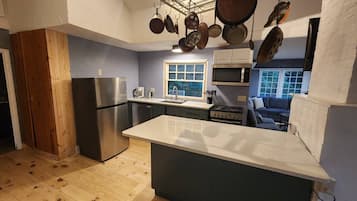 Microondas, horno, placa de cocina y lavavajillas