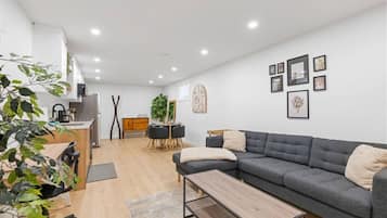 Smart-tv, boeken en een kantoor