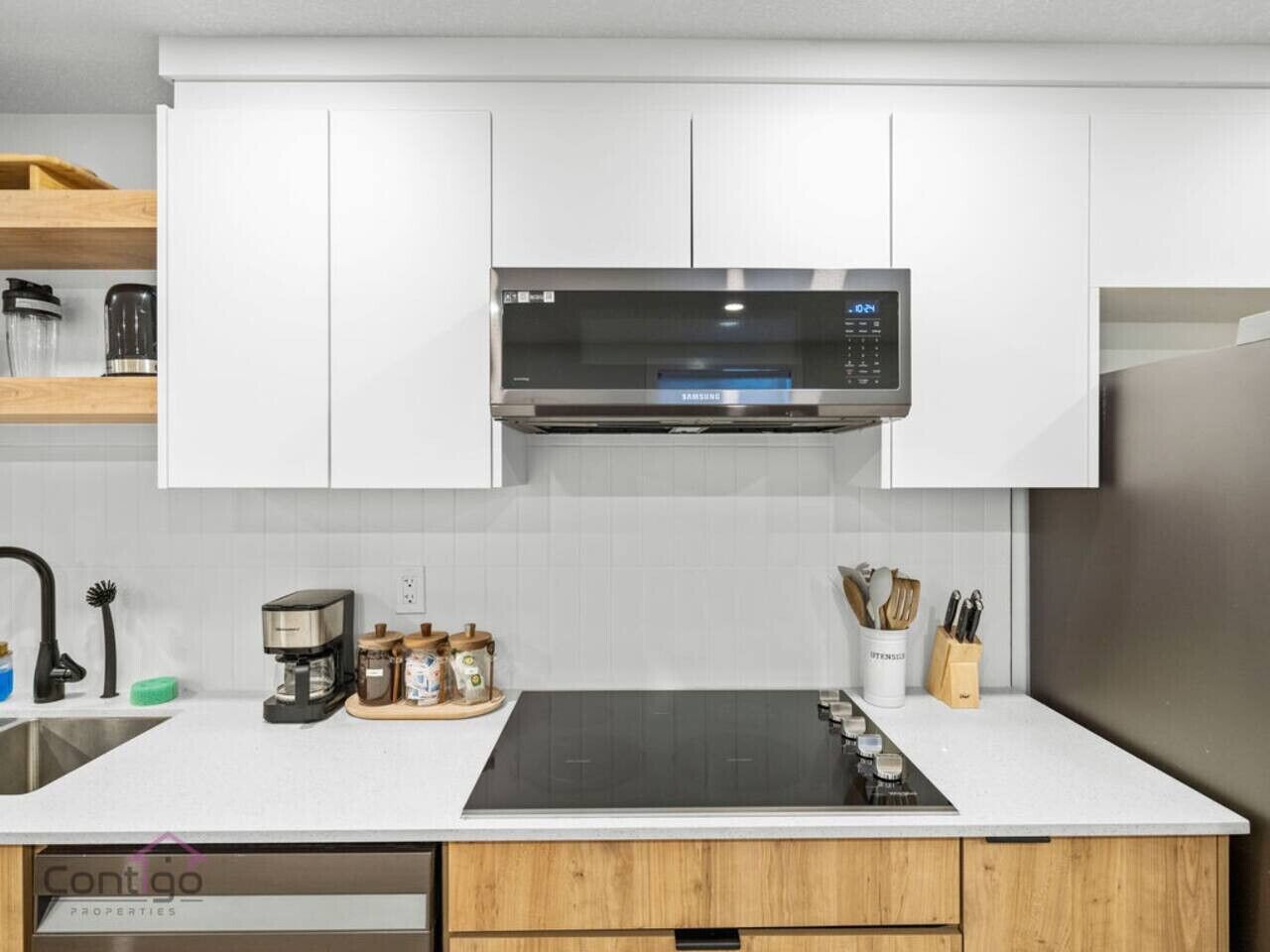 Kühlschrank, Mikrowelle, Herdplatte, Geschirrspüler