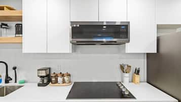 Fridge, microwave, stovetop, dishwasher