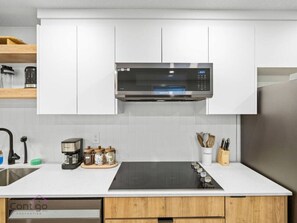 Jääkaappi, mikroaaltouuni, liesi, astianpesukone