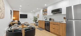 The Suite Escape | 2 BD | Near WEM & DT | Sleeps 5