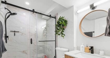 The Suite Escape | 2 BD | Near WEM & DT | Sleeps 5
