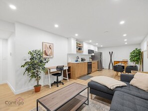 Älytelevisio, kirjoja, työhuone