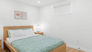 2 室のベッドルーム、デスク、アイロン / アイロン台、旅行用ベビーベッド