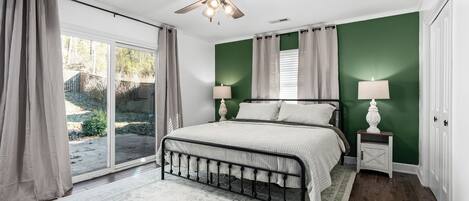 3 makuuhuonetta, työpöytä, silitysrauta/-lauta, ilmainen Wi-Fi