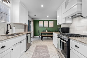 Fridge, microwave, oven, stovetop - Cave Springs Country Home Close to Everything NWA Has to Offer (Springdale)