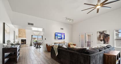 4BR Home w/ Mountain Views, Pool, Spa, Firepit & Gazebo