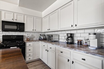 4BR Home w/ Mountain Views, Pool, Spa, Firepit & Gazebo