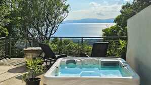 A hot tub on a balcony with a view of the sea and mountains. - 1 bedroom cozy home in Hreljin (Hreljin)