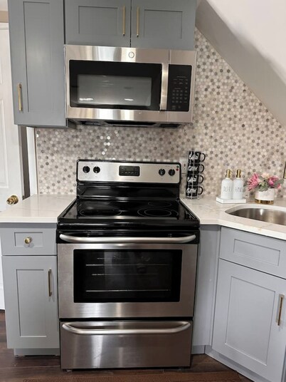 Vibrant 2BR Apt 8 min to JFK & 5 min to Mall.
