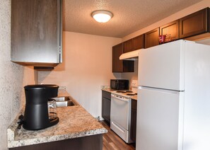 Kjøleskap, mikrobølgeovn, ovn og kokeplater