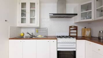 Fridge, microwave, stovetop, cookware/dishes/utensils