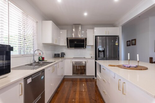 Serene Loft- Close to airport (Free garage parking)