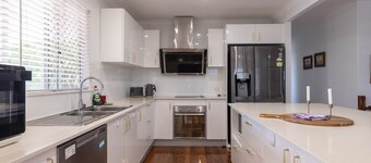 Serene Loft- Close to airport (Free garage parking)