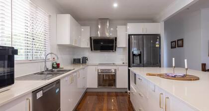 Serene Loft- Close to airport (Free garage parking)