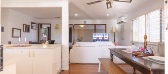 Serene Loft- Close to airport (Free garage parking)