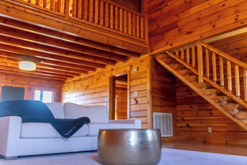 Rustic Charm Meets Modern Comfort – Cozy 3-Bedroom Retreat in Gallatin