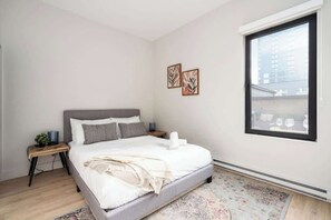 3 bedrooms, desk, iron/ironing board, travel cot - Old Montreal/Downtown-3BR-2BA &Patio (Montréal)