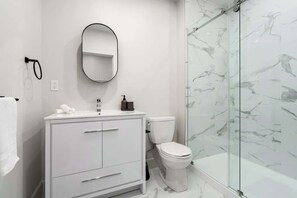 Dusche, Haartrockner, Handtücher, Seife