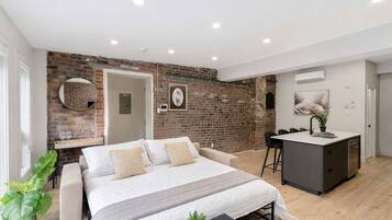 1 chambre, bureau, fer et planche à repasser, lit de bébé portatif