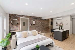 1 bedroom, desk, iron/ironing board, travel cot - 1 Bedroom Heart of MTL Parking + Terrasse (Montréal)