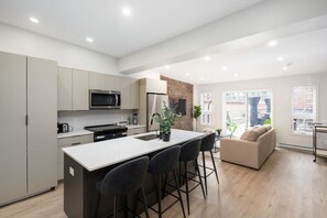 Fridge, microwave, oven, stovetop - 1 Bedroom Heart of MTL Parking + Terrasse (Montréal)