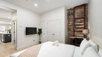1 kamar tidur, meja kerja, setrika/meja setrika, dan tempat tidur bayi