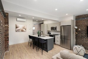 Fridge, microwave, oven, stovetop - 1 Bedroom Heart of MTL Parking + Terrasse (Montréal)