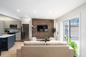 TV, offices - 1 Bedroom Heart of MTL Parking + Terrasse (Montréal)