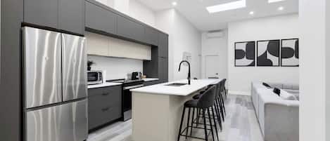 Refrigerador, microondas, horno, placa de cocina