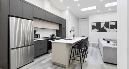 Stylish 2BR Retreat w/ Rooftop & Parking-Griffintown
