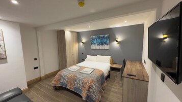 Deluxe Apartment, 1 Double Bed, Non Smoking, Kitchen | Desk, laptop workspace, iron/ironing board, free WiFi