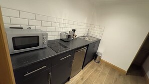 Apartamento Deluxe, 1 cama doble, no fumadores, cocina | Cocina privada | Hervidor eléctrico