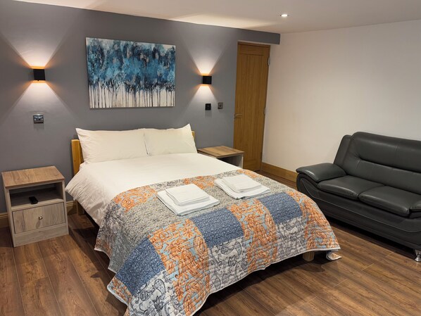 Deluxe Studio, 1 Double Bed, Non Smoking, Kitchenette | Desk, laptop workspace, iron/ironing board, free WiFi