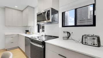 Lemari es, microwave, oven, dan kompor