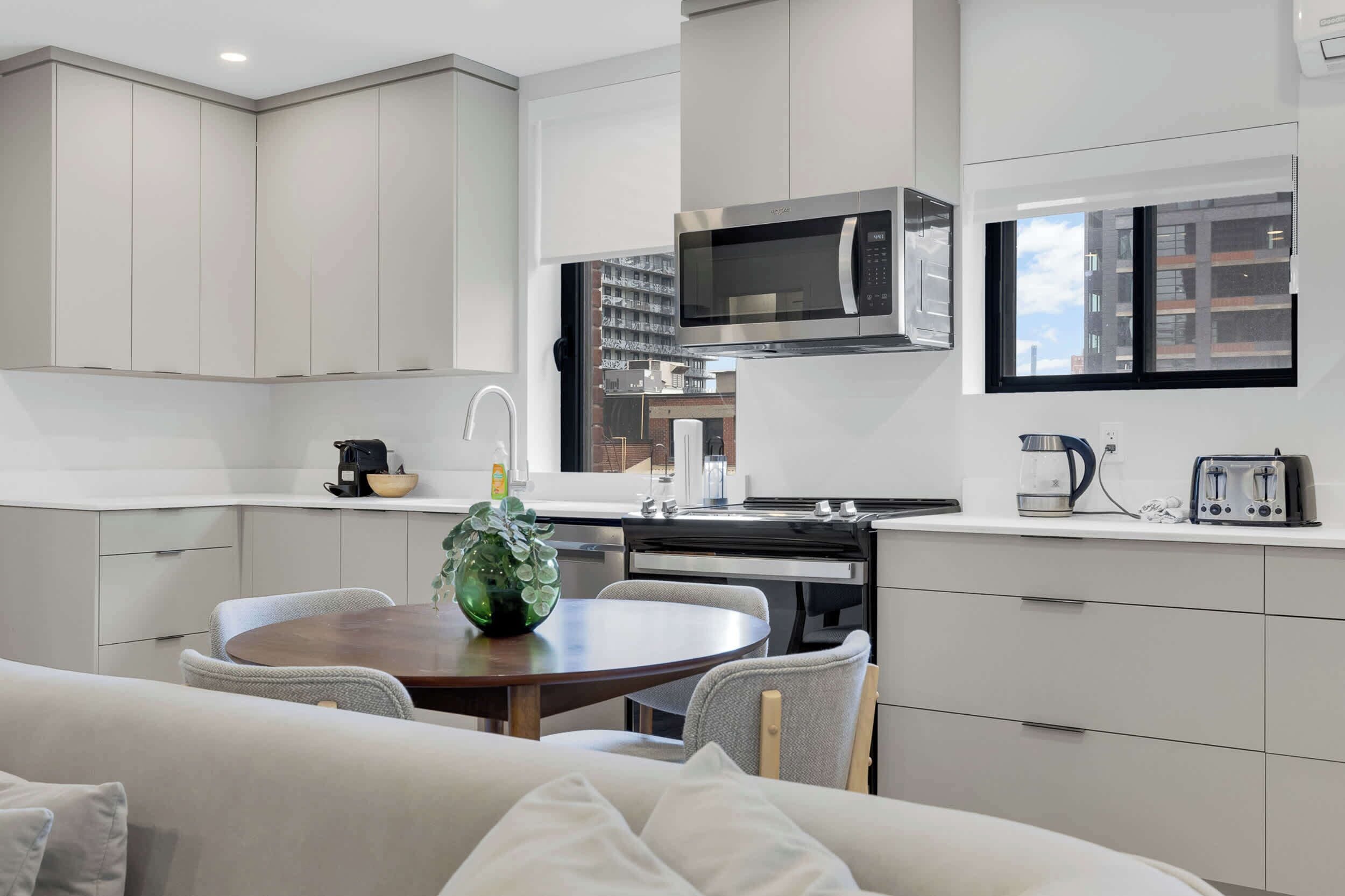 Refrigerador, microondas, horno, placa de cocina