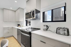 Fridge, microwave, oven, stovetop - Spacious 3BR w/ Large Terrace | Free Parking | Griffintown (Montréal)