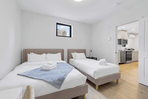 3 Schlafzimmer, Schreibtisch, Bügeleisen/Bügelbrett, Reisekinderbett