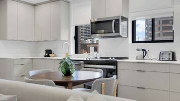 Réfrigérateur, micro-ondes, four, plaque de cuisson