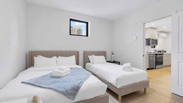 3 Schlafzimmer, Schreibtisch, Bügeleisen/Bügelbrett, Reisekinderbett