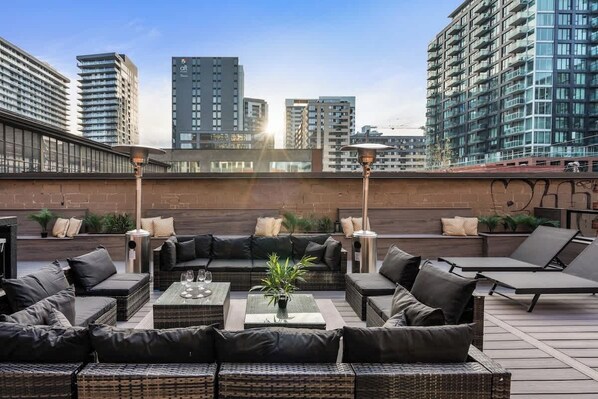 Terrace/patio - Spacious 3BR w/ Large Terrace | Free Parking | Griffintown (Montréal)