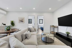 Een televisie en een kantoor