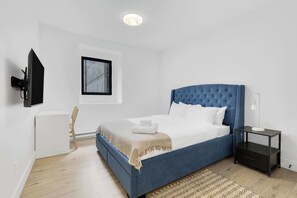 3 slaapkamers, een bureau, een strijkplank/strijkijzer, reisbedje