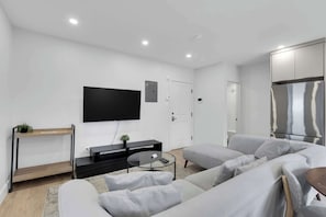 TV, offices - Spacious 3BR w/ Large Terrace | Free Parking | Griffintown (Montréal)
