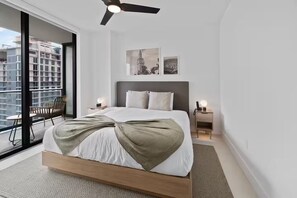 Luxury-Apartment, Stadtblick | Laptopgeeigneter Arbeitsplatz, Bügeleisen/Bügelbrett, kostenloses WLAN