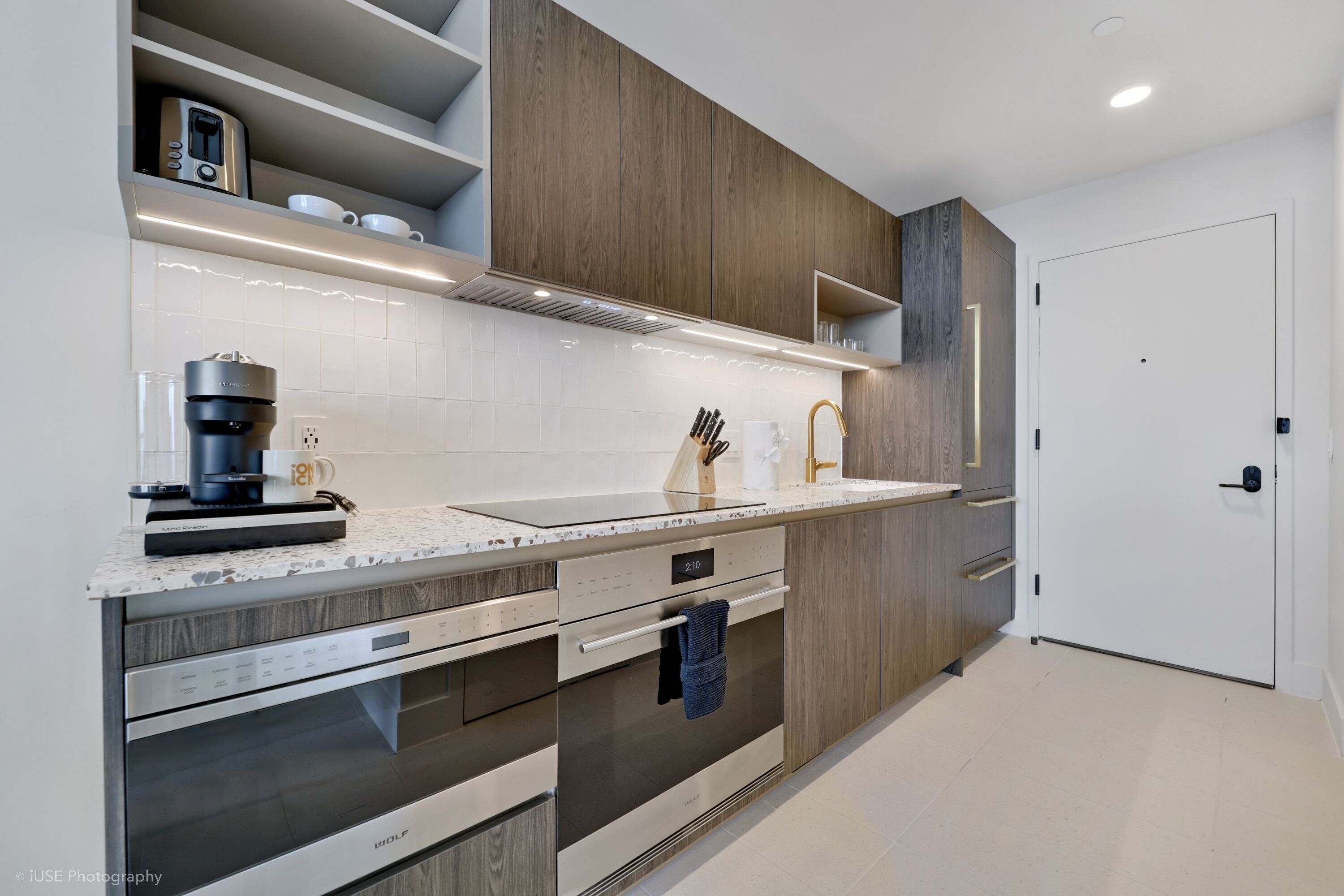 Luxury Apartment, City View | Private kitchen | Fridge, oven, stovetop, cookware/dishes/utensils