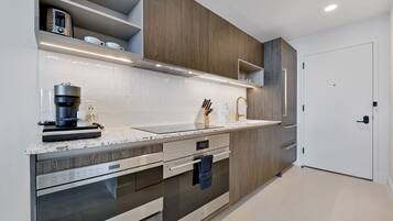 Luxury Apartment, City View | Private kitchen | Fridge, oven, stovetop, cookware/dishes/utensils