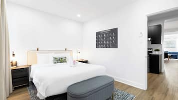 4 habitaciones, escritorio y tabla de planchar con plancha