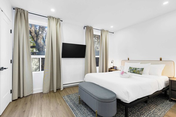 4 slaapkamers, een bureau, een strijkplank/strijkijzer, reisbedje